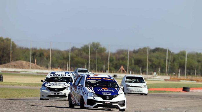 En pista Rodrigo Mole, en los papeles Abdo Girala, el Etios negro recargado por largada