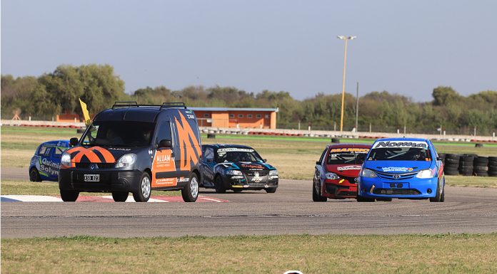 Maxi Martínez gano la segunda serie de la clase 2, culminada con auto de seguridad por el despiste de Facundo Uzarralde