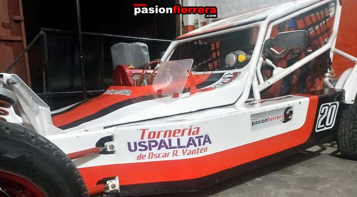 Esperando por uno de sus dos pilotos, Manzano Racing…