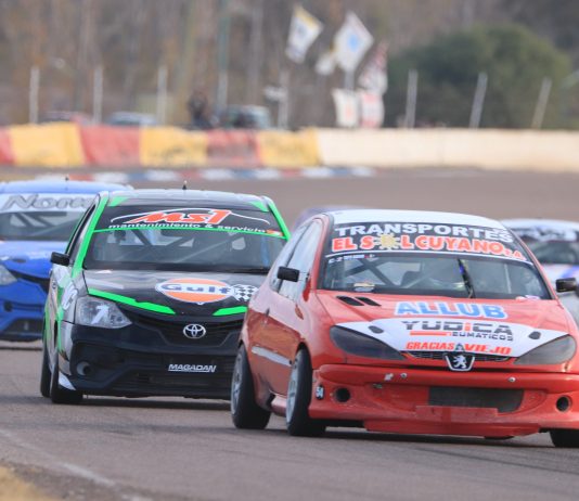 Como un “leon”, Ezequiel “tato” Bosio defendió la victoria de la entretenida segunda Serie de la Clase 2 a bordo del Peugeot….