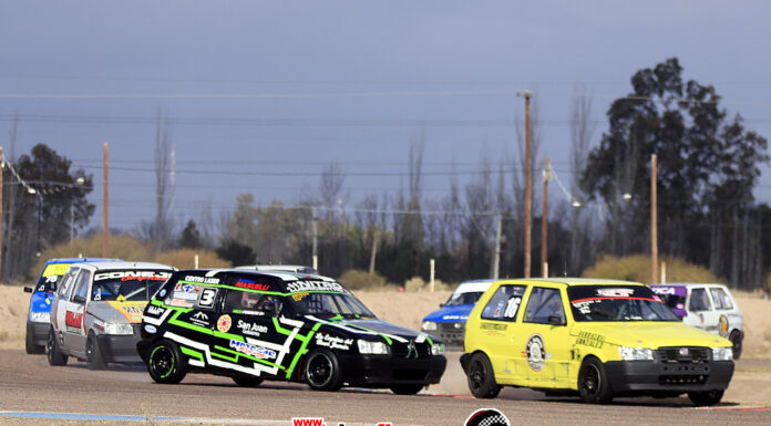 En carrera parecia para Mole, en la bajada de bandera fue para Peralta, ¿En los papeles será para Becerra? una maniobra entre ambos deja en suspenso la definición, Mole impacta contra el paredón externo de la salida de la chicana, Peralta logra continuar…